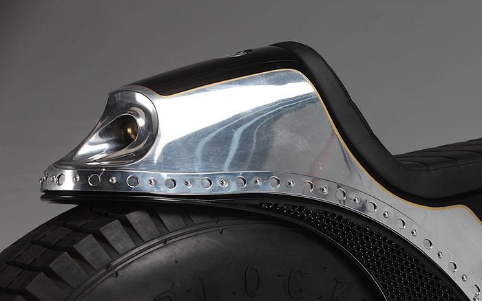 Detail bodi menggunakan metal yang dibuat dinamis termasuk pada stoplamp