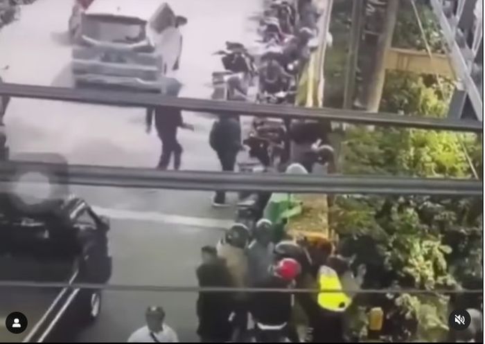 Warga dan petugas saat melihat pengendara Yamaha NMAX di Jembatan Soekarno Hatta.