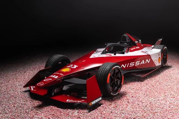 Livery mobil listrik balap Formula E 2023 dari Nissan, terinspirasi bunga Sakura.
