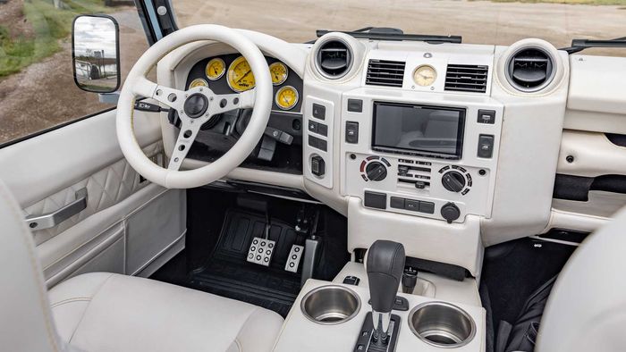 Tampilan kabin restorasi Land Rover Defender D110 ini dikemas lebih mewah