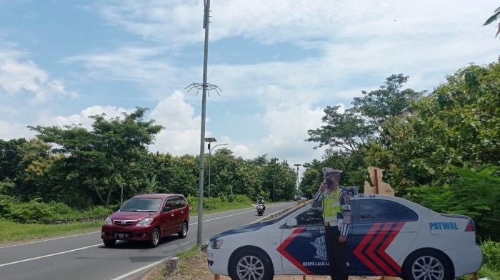 Replika mobil Patroli Polisi di jalan seperti yang terpasang di tol Semarang-Solo