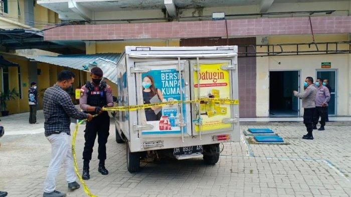 Polisi olah TKP kasus Toyota Kijang Kapsul Box tusuk pasien berkursi roda RSUD Johannes hingga tewas terhimpit tembok