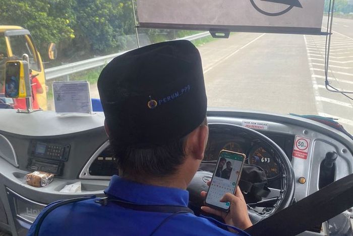 Sopir bus Transjakata terciduk main HP saat mengemudi, bisa kena denda tilang Rp 750 ribu