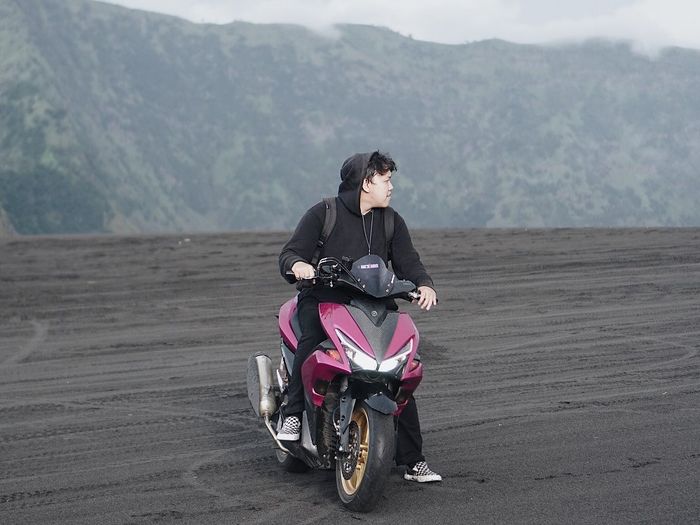 Yoga dengan motor Yamaha Aerox 155-nya berfoto di Bromo