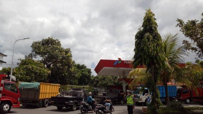 Kelangkaan Solar di SPBU Subagan, Karangasem menyebabkan antrean panjang kendaraan, Senin (05/12/2022).