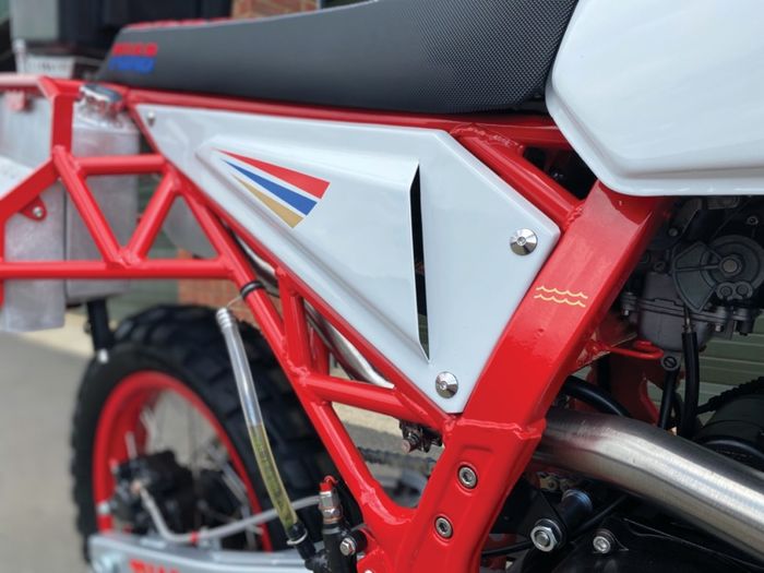 Side cover kustom untuk memberi kesan padat dan menutupi sistem kelistrikan