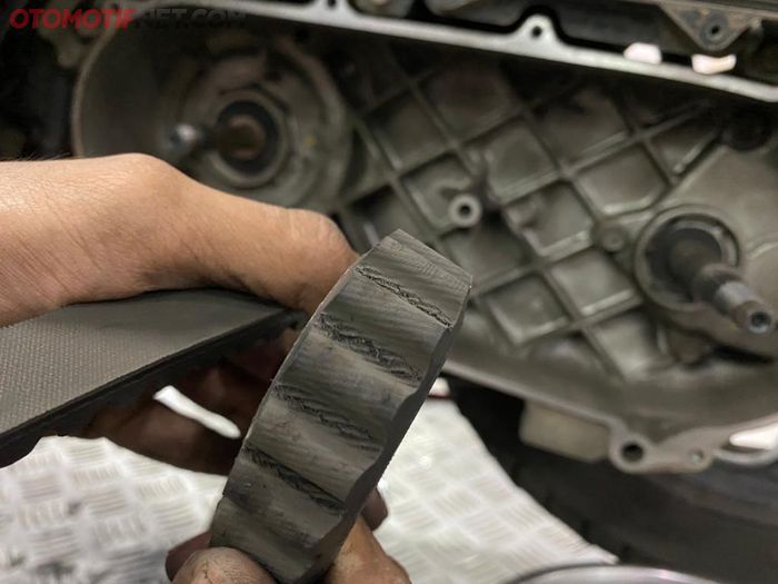 Seiring pemakaian v-belt bisa aus dan sebabkan gejala slip di CVT