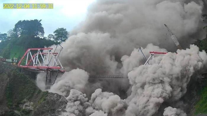 Jembatan Gladak Perak ketikan dihantam abu vulkanik dari Gunung Semeru, pada Minggu (04/12/2022).
