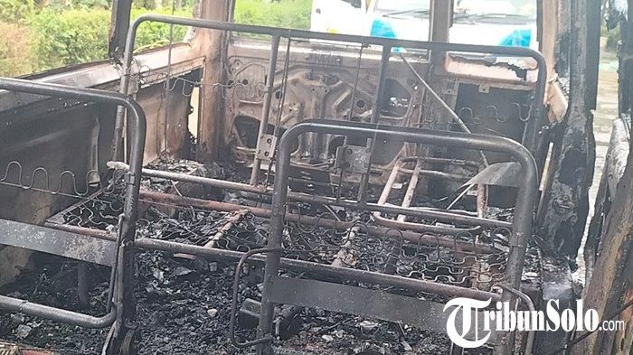 Kabin Toyota Kijang Super ludes terbakar di dusun Kendal Lor, Jatipuro, Karanganyar, Jawa Tengah
