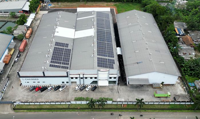 Fasilitas produksi motor listrik Charged di Tangerang menggunakan solar panel.