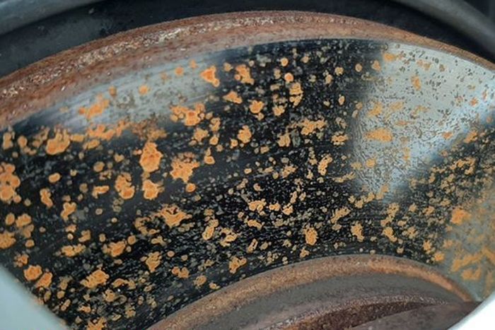 Karat pada piringan disc brake (()) 