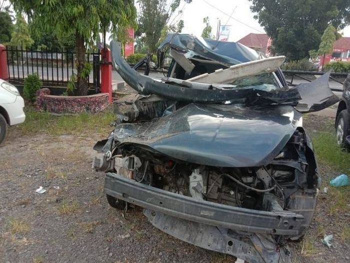 contoh mobil total loss only milik asuransi yang kondisinya rusak berat.