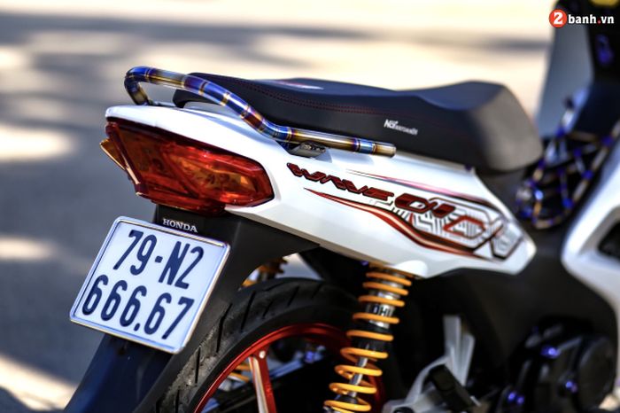 Suspensi belakang mendapatkan shock Ohlins