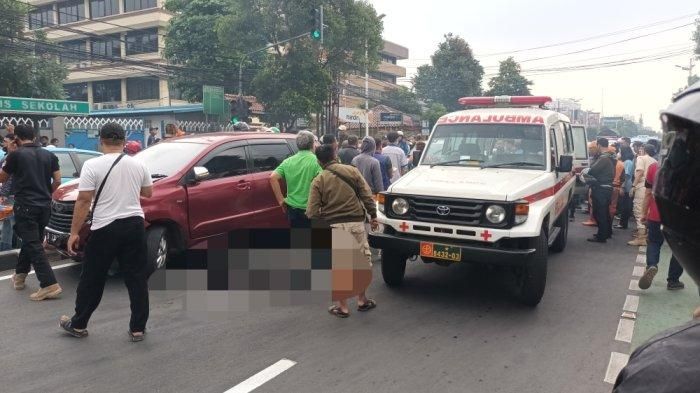 Evakuasi jasad anggota TNI tewas ditabrak dan diseret Toyota Avanza nopol B 2499 EBQ di Jl Dewi Sartika, Kramat Jati, Jakarta Timur