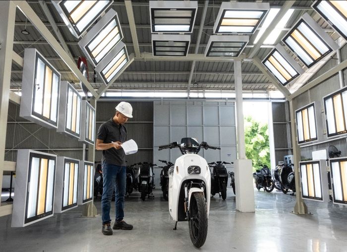 Ilustrasi produksi motor listrik Charged