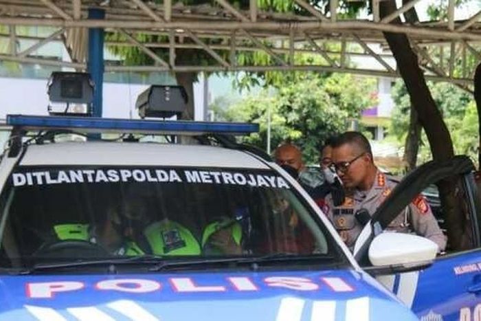 Polda Metro Jaya memiliki mobil tilang elektronik Mobile untuk rekam pelanggar lalu lintas