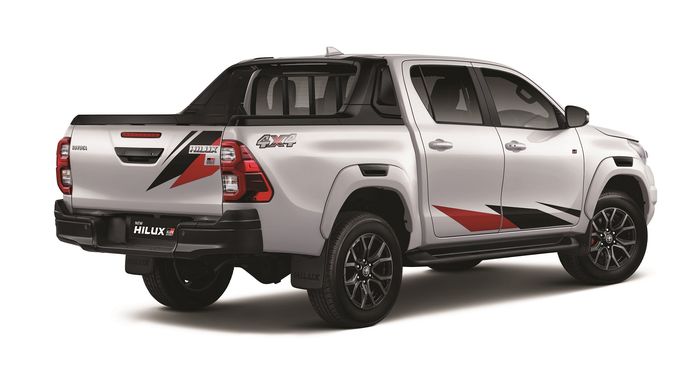 Toyota Hilux GR Sport mendapatkan tampilan luar dalam yang lebih sporty.