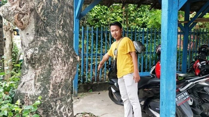Muhammad Kholil saat menunjukan lokasi terakhir kali motor miliknya 