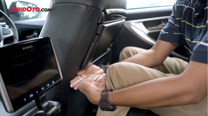 Leg room baris kedua Innova sebelumnya yang menyisakan 8-9 jari.