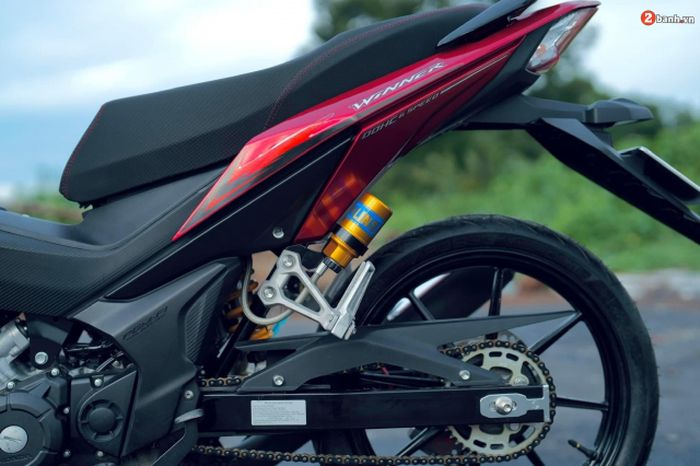 Suspensi belakang memakai shock Ohlins