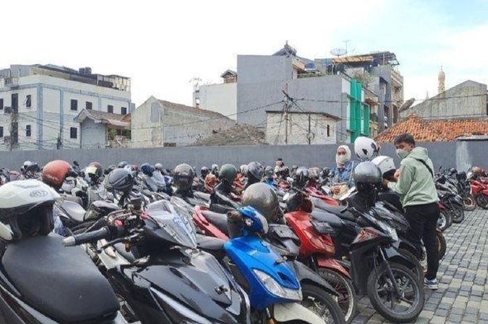 parkir motor yang terlalu padat bikin cover knalpot motor matic cepat pecah 