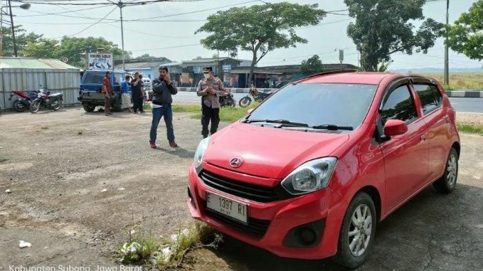 Dari dalam kabin Daihatsu Ayla merah nopol E 1397 RI ditemukan sosok mayat wanita penuh sayatan dan terbakar