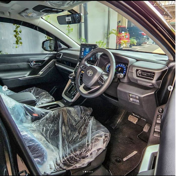 Interior Toyota Kijang Innova Zenix V Hybrid Modellista masih dibungkus plastik, ditawarkan showroom mobil bekas Bandar Auto