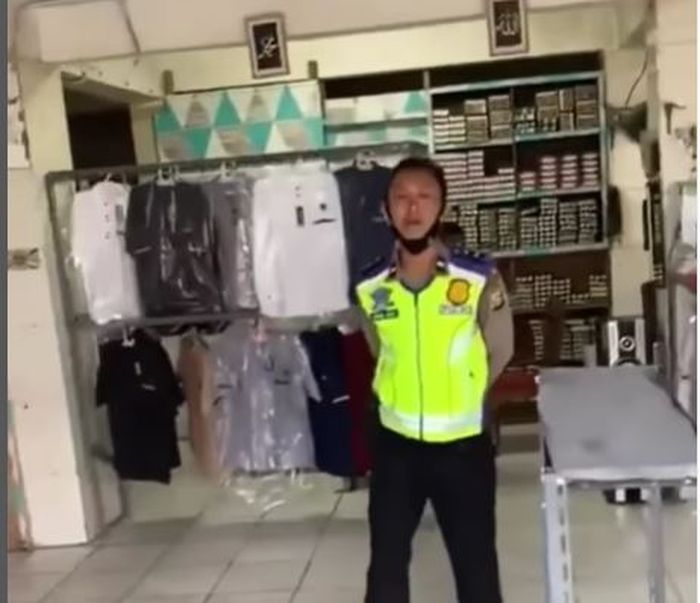 Rekaman video anggota Polantas dituding tilang manual pengendara di dalam toko baju