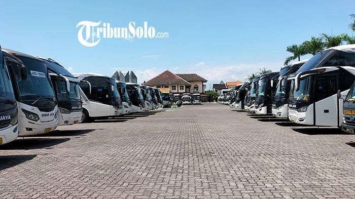 Kondisi area parkir Asrama Haji Donohudan, yang sudah dipenuhi oleh bus relawan Jokowi.