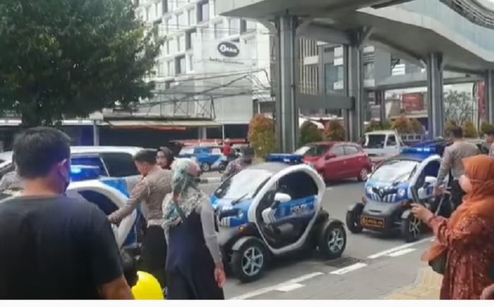 Mobil patroli Polantas bertenaga listrik menjadi perhatian warga di prosesi pernikahan Kaesang dengan Erina, Sabtu (10/12/2022) 
