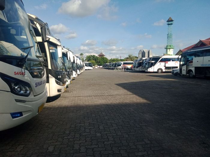 Ratusan shuttle bus terpantau terparkir di Asrama Haji Donohudan hari ini, Sabtu (10/11/2022).