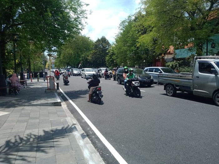 Kepadatan lalu lintas sempat terjadi di Jalan DIponegoro menuju Pura Mangkunegaran saat H-1 acara ngunduh mantu Kaesang dan Erina, Sabtu (10/12/2022).