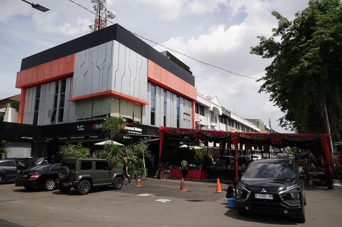 Kramat Motor sebagai distributor in-car entertainment MobileTech menggelar bazar year end sale dan lelang untuk korban bencana di Cianjur.