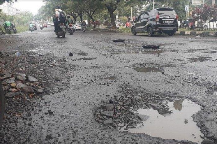 Ilustrasi jalan rusak. Pemotor harus turunkan kecepatan kendaraan jika mau aman.