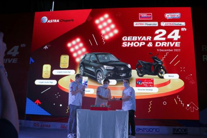 Yusak Kristian (tengah), saat menyerahkan tumpeng di acara 