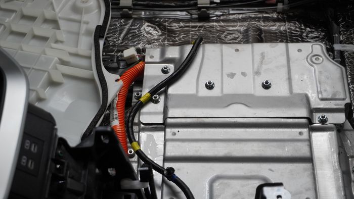 Komponen Baterai dan Jalur Listrik Tegangan Tinggi Toyota Kijang Innova Zenix Hybrid
