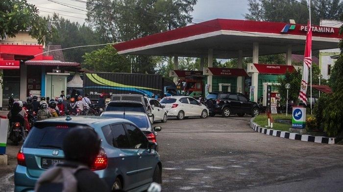 Antrean mobil dan motor di salah satu SPBU wilayah kota Banda Aceh membuat penerapan aplikasi MyPertamina segera berlaku