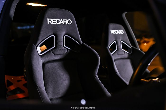 Sepasang jok Recaro di kabin modifikasi VW Golf Mk6 GTi