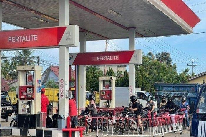 Foto ilustrasi SPBU Pertamina. Harga Pertalite belum turun meski harga minyak dunia turun, ini alasannya.