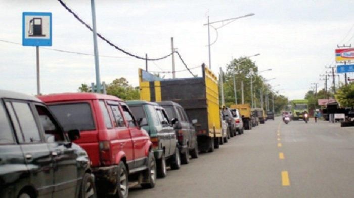 Antrean kendaraan yang mengular terjadi di salah satu SPBU di Aceh Barat, pada Sabtu (10/12/2022).