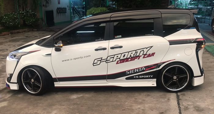 Modifikasi Toyota Sienta dipercantik tempelan decal bernuansa sporty