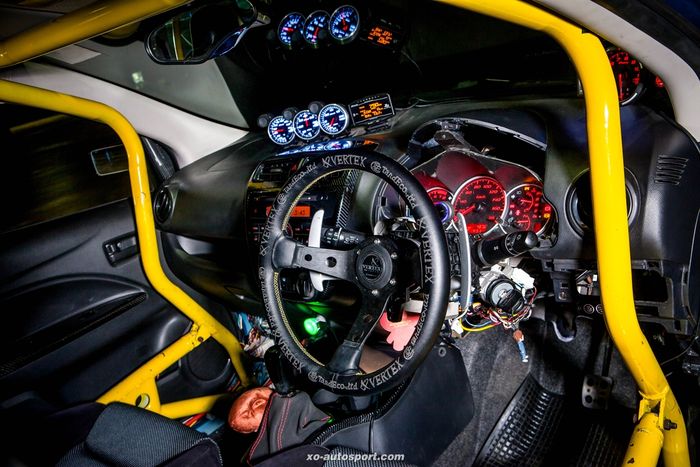Tampilan kabin modifikasi Mitsubishi Mirage ini dikemas sarat aura balap