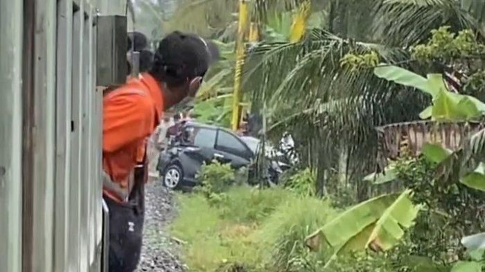 Detik-detik Toyota Avanza isi ibu dan dua anaknya tertabrak KA Sibinuang di Korong Duku, Nagari Kasang, Batang Anai, Padang Pariaman, Sumbar