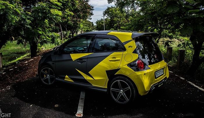 Modifikasi Honda Brio lama dibungkus wrapping sticker abstrak dual-tone