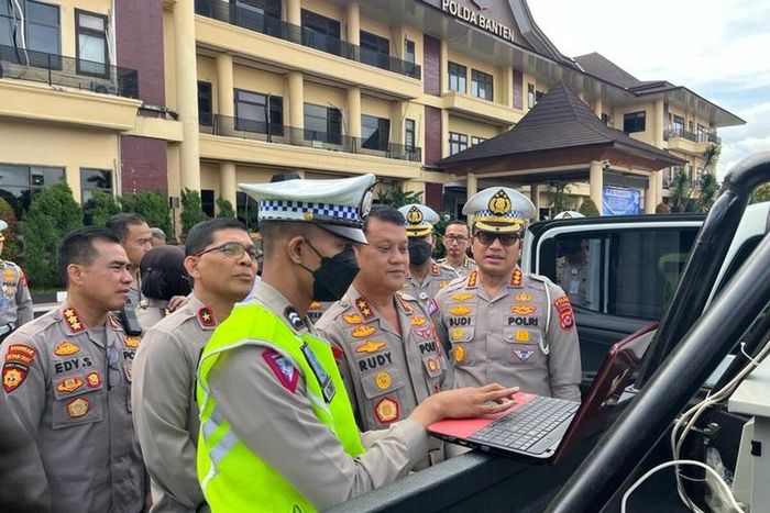 Kapolda Banten, Irjen Pol Rudy Heriyanto dan jajaran melihat cara kerjang ETLE Portable