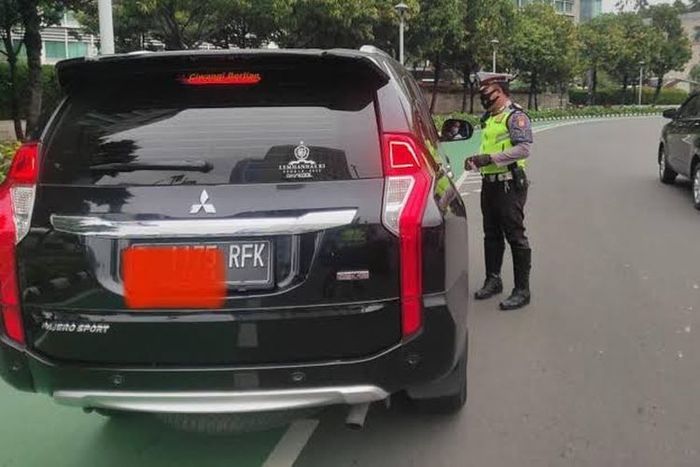 Pelat RF lakukan pelanggaran lalu lintas(NTMC Polri) 