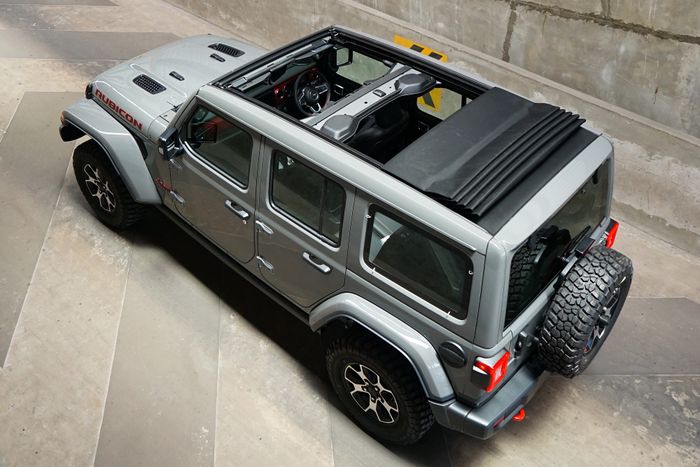 Atap soft-top baru dari Jeep Wrangler Rubicon dan Rubicon Gladiator MY 2023 yang baru tiba di Indonesia.