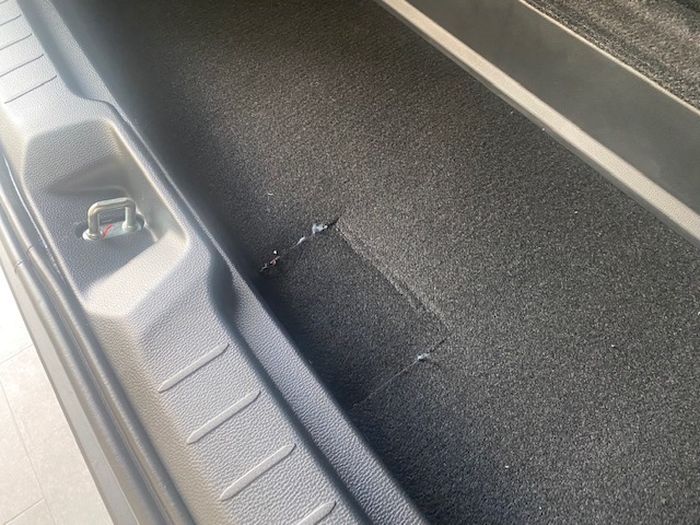 Bagian sedikit terpotong pada karpet bagasi Toyota Kijang Innova Zenix