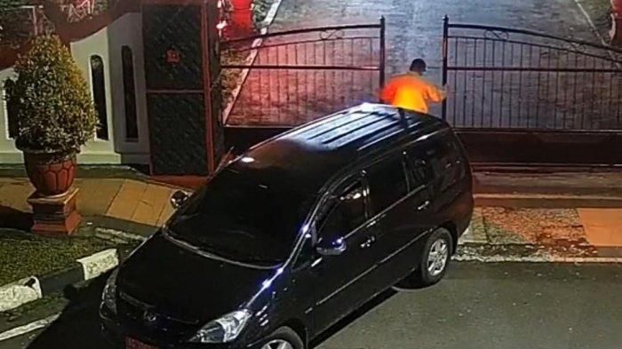 Rekaman CCTV pelaku perampokan rumah dinas wali kota Blitar keluar selesai gasak benda berharga Santoso dan Istri menggunakan Toyota Kijang Innova Pelat Merah