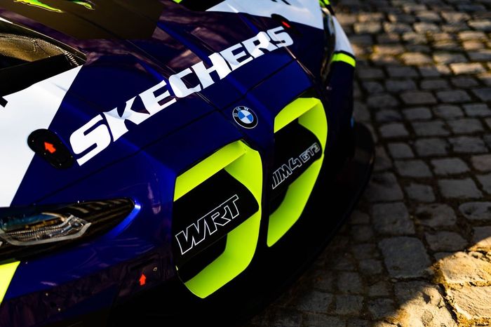 Skechers masih menjadi sponsor utama di tim balap Valentino Rossi dengan BMW M4 GT3